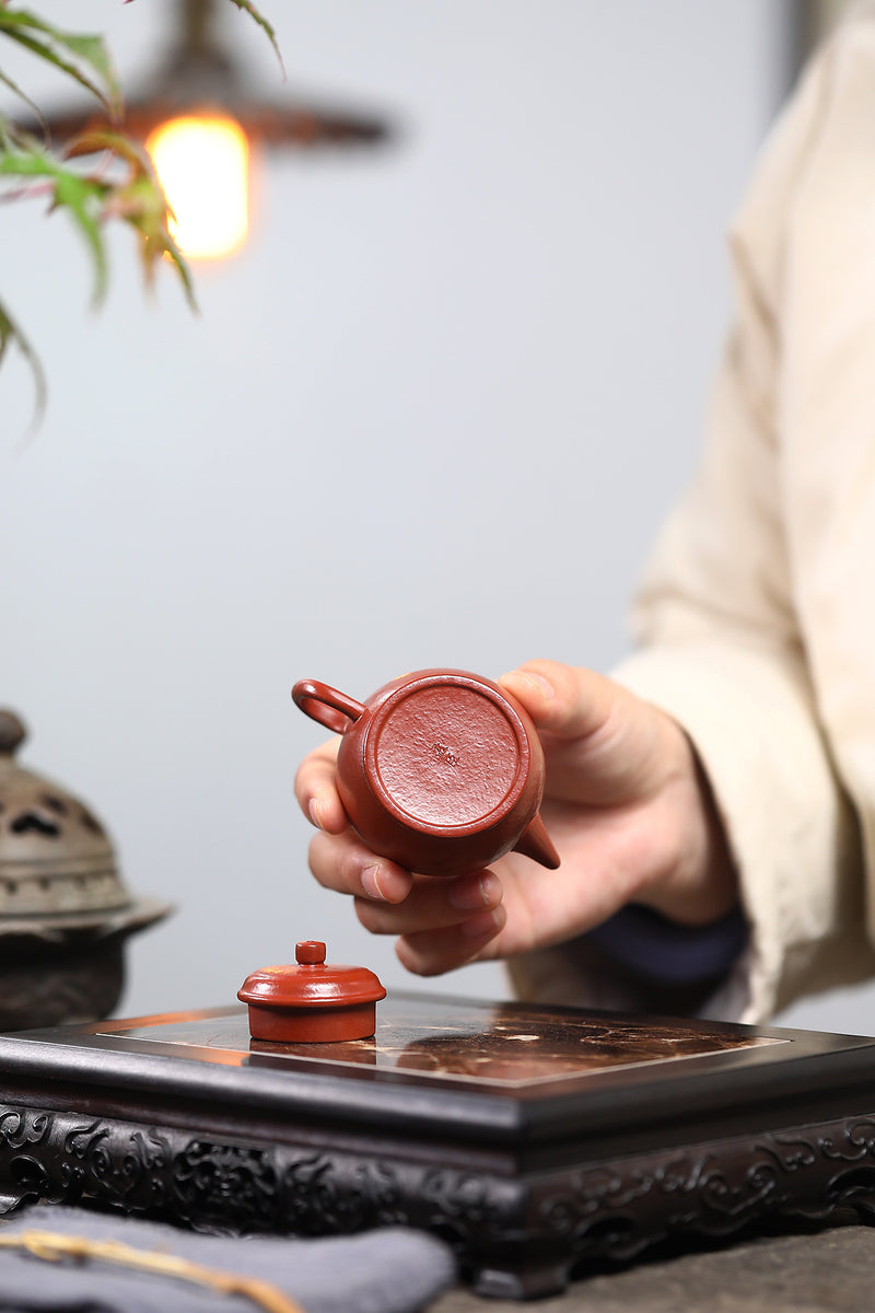 Small De Zhong crinkle-skinned vermilion clay Guangsu Mengchen-marked Yixing zisha pot