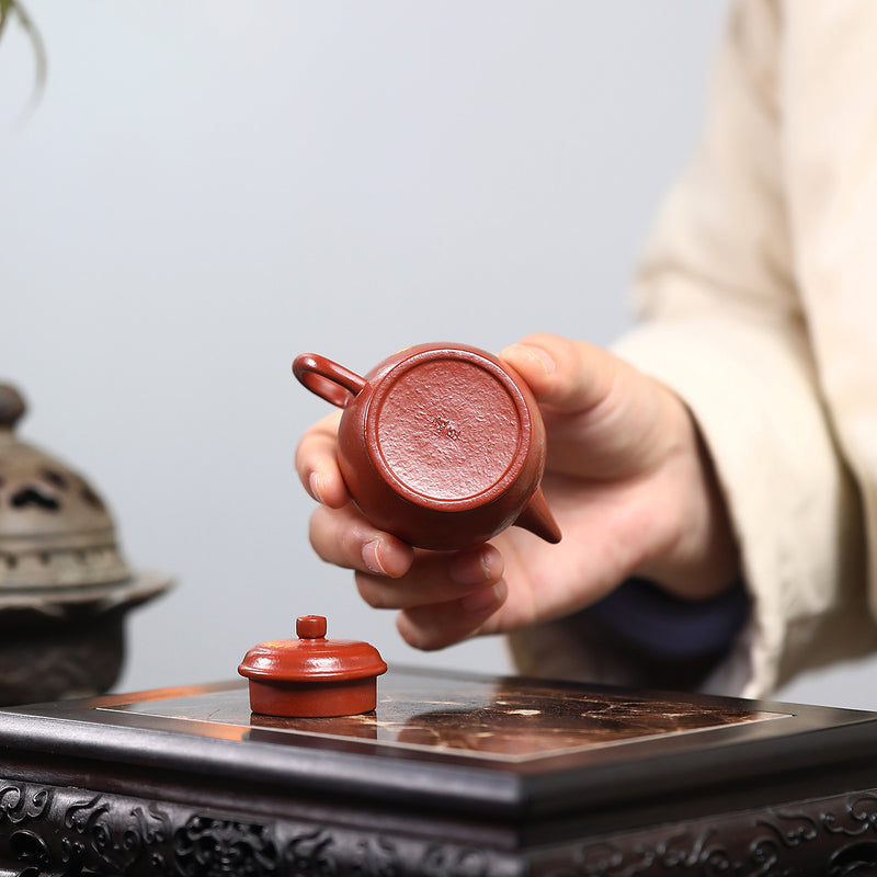 Small De Zhong crinkle-skinned vermilion clay Guangsu Mengchen-marked Yixing zisha pot